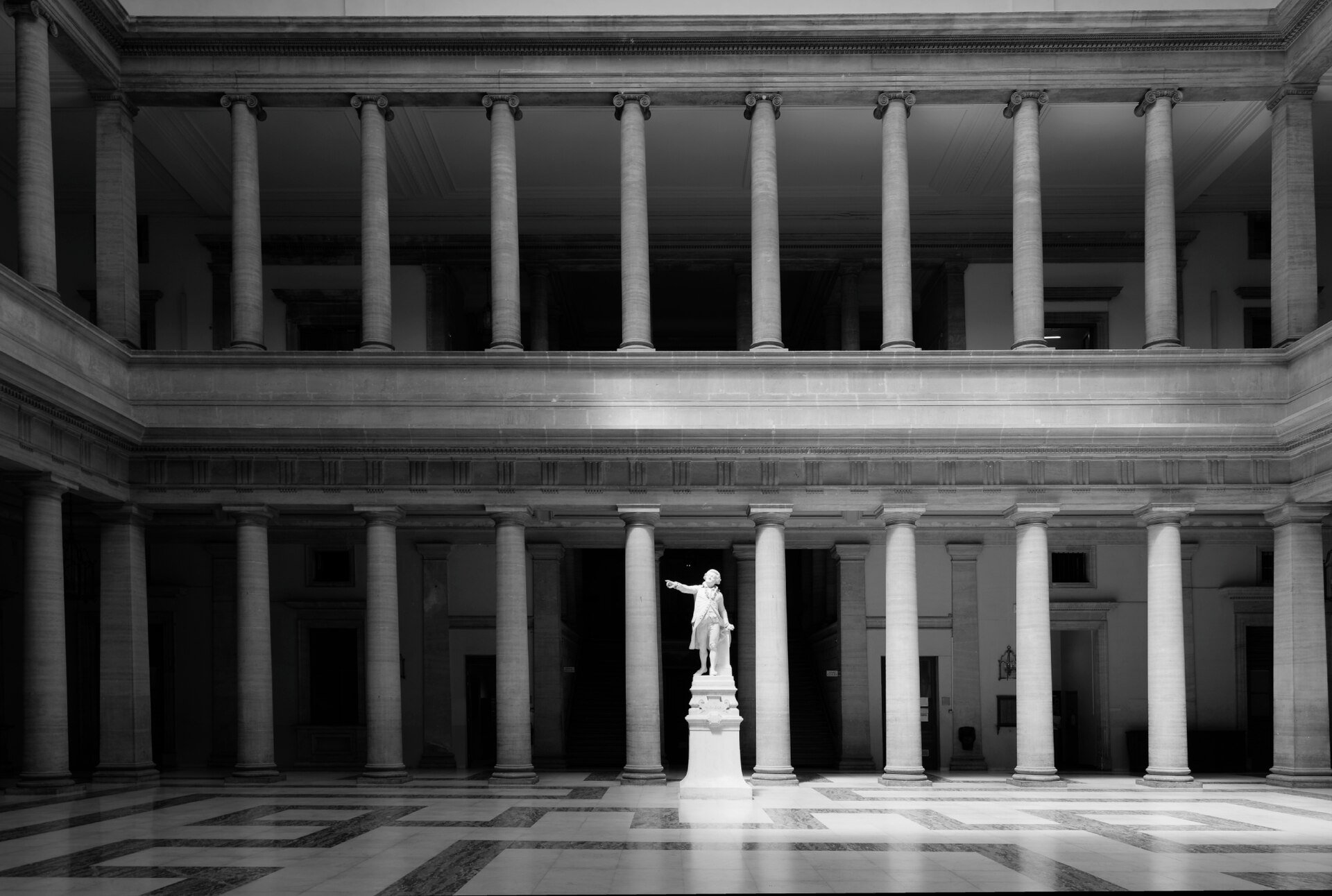 Grande salle à colonnades du palais de justice d’Aix-en-Provence